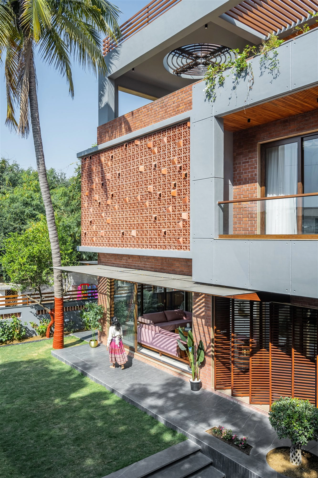 2 Box House photo 2