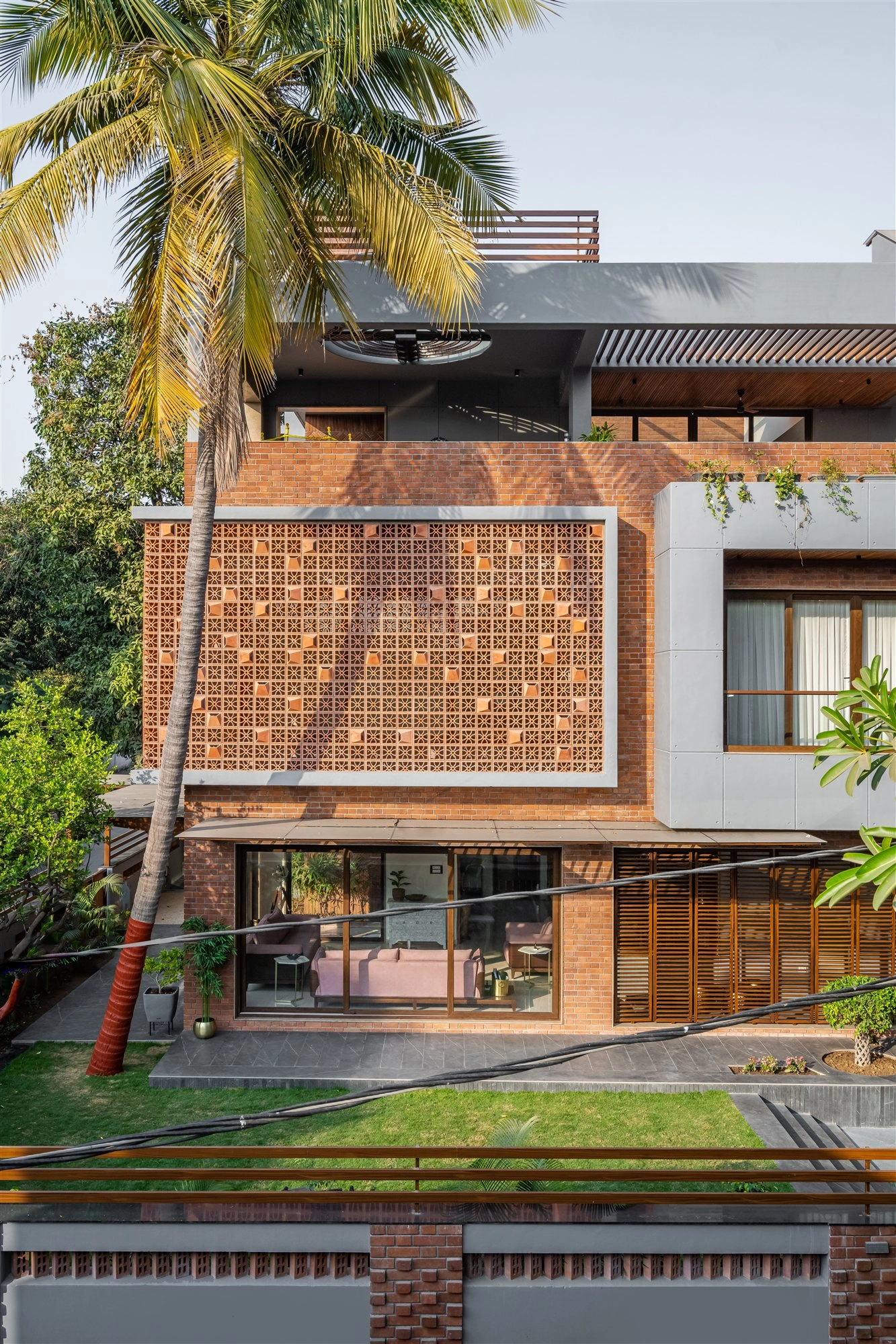 2 Box House photo 12