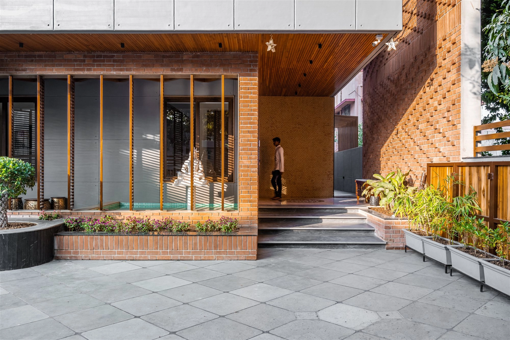 2 Box House photo 16