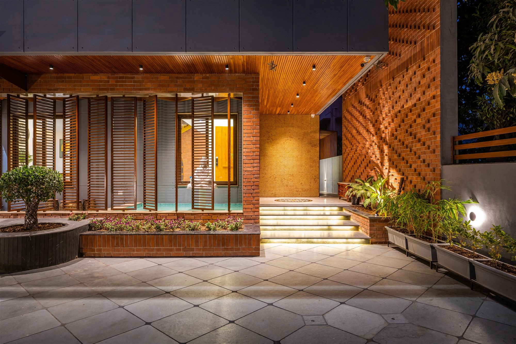 2 Box House photo 20